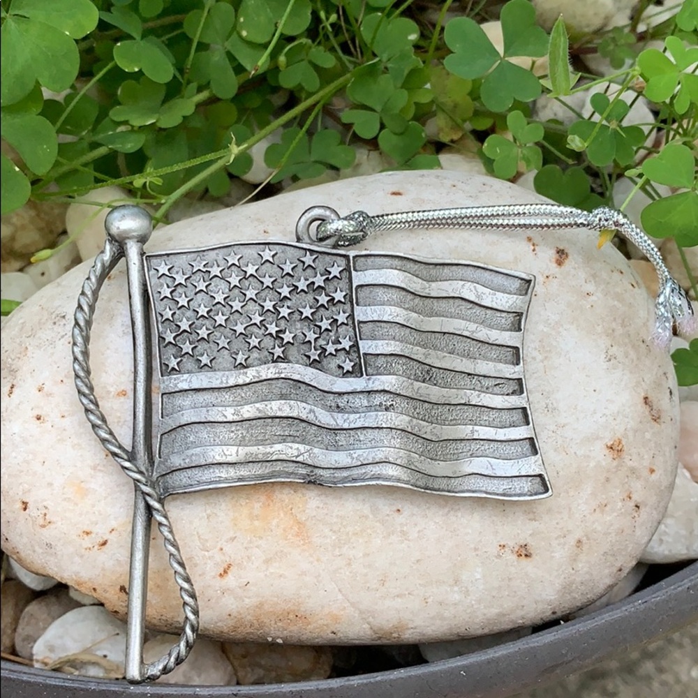 2002 AMERICAN FLAG ORNAMENT BY GLORIA DUCHIN 👠